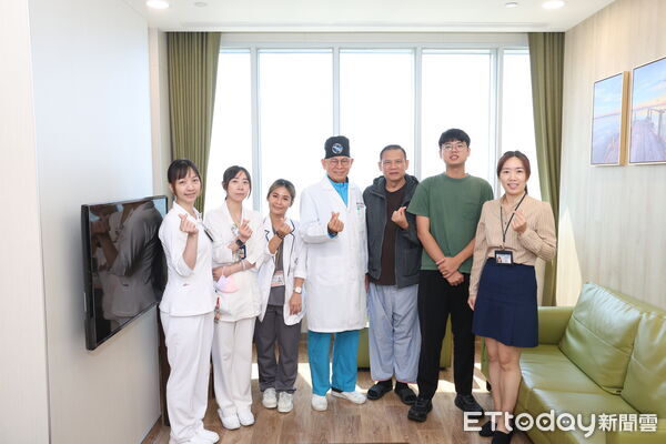 ▲▼來自馬來西亞的鍾先生(右3)出院前與泌尿科歐宴泉院長(右4）等團隊合照。（圖／童綜合醫院提供，下同）