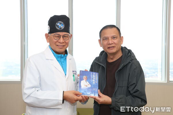 ▲▼來自馬來西亞的鍾先生(右3)出院前與泌尿科歐宴泉院長(右4）等團隊合照。（圖／童綜合醫院提供，下同）