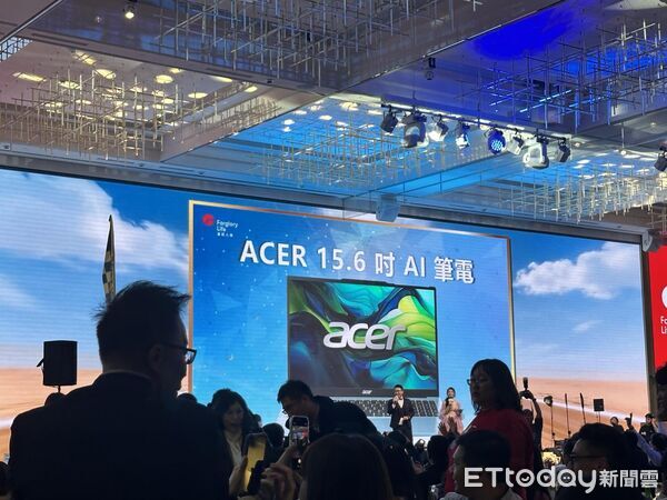 參加尾牙沒中獎　公司宣布「普發筆電」！在場員工1人1台