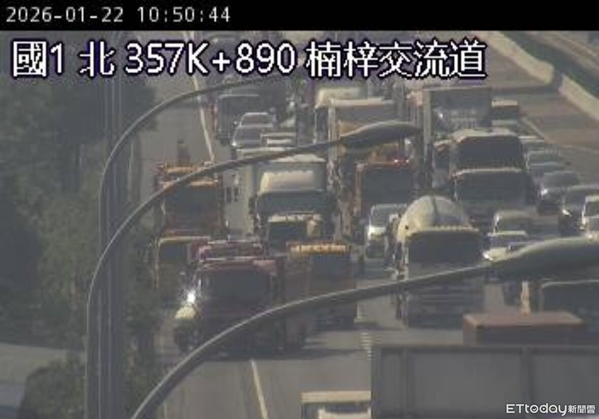快訊/國1北上楠梓交流道3大2小車連環撞 後方紫爆大塞車