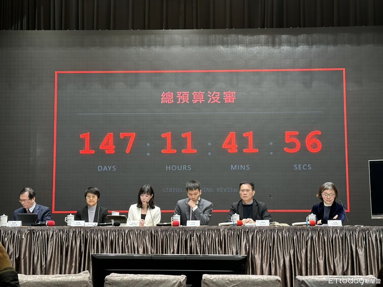 大螢幕秀「總預算沒審147天」 行政院:在國會辯論不用捨近求遠