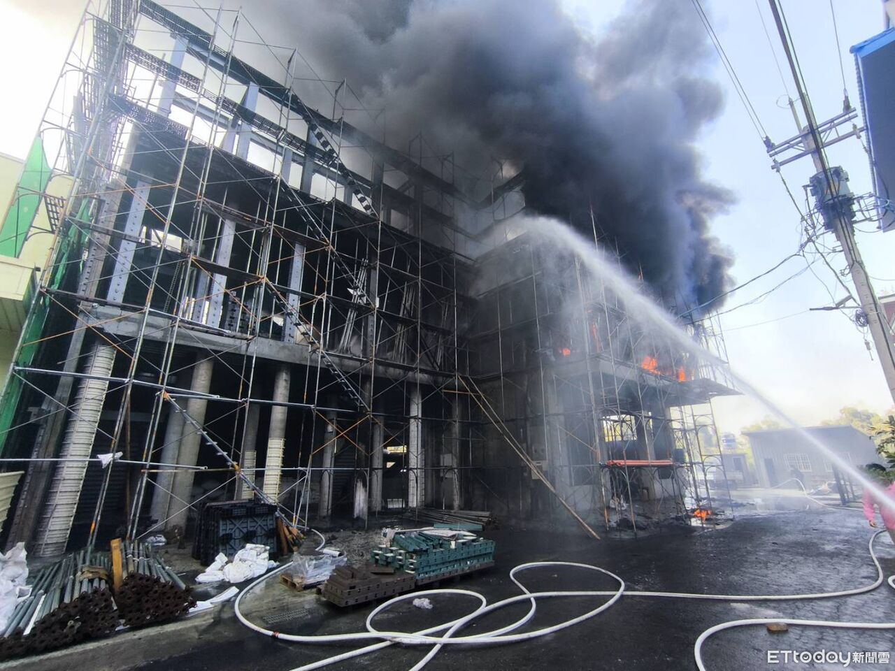 快訊/高雄建築工地大火!恐怖烈焰黑煙衝天 40消防射水灌救