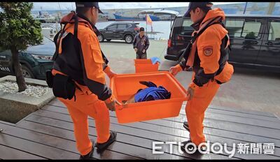 海龜遭漁網纏住受傷　台東海巡急奔沙灘救援