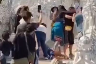 丟臉!台遊客為拍照無視清萊白廟「禁停留令」 奈何橋上與人互毆