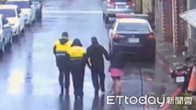 冷氣團發威急凍北台！瑞芳暖警「借衣」救失溫女　家屬感動致謝