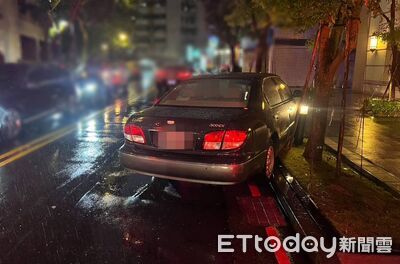 北市南港東新街車禍　小客車撞倒過馬路母子2人送醫搶救