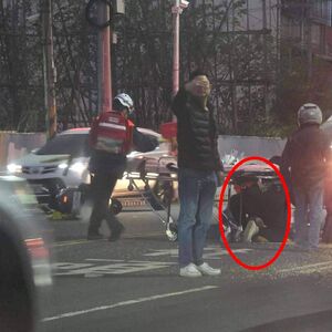 男遭機車撞噴飛！女團購主跪地「狂壓20分鐘」　滿手血仍救不回