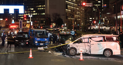 首相官邸奪命連環車禍！公務車駕駛「高速闖紅燈」　釀1死8傷慘劇