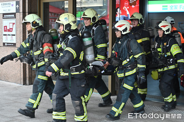 ▲▼台北車站實行特定區高強度無差別攻擊危安演練，圖為消防隊員演練大傷指揮站運作。（圖／記者李毓康攝）