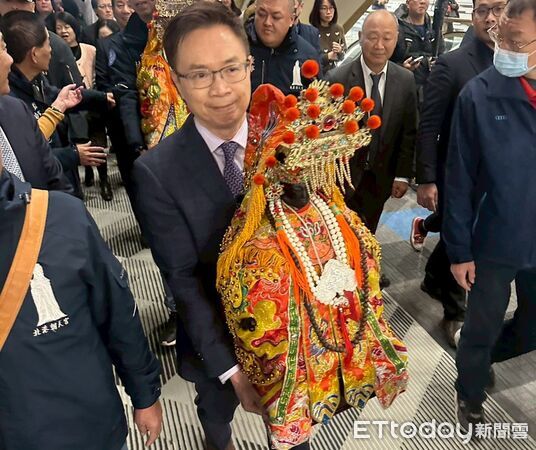 ▲貿協董事長黃志芳親迎北港媽祖進駐世貿年貨大展。（圖／記者張佩芬攝）