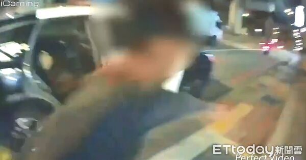 ▲逾期居留900多天的阿倫（化名）在撞球館消費，遇到警方盤查竟然想趁隙逃跑遭壓制上銬。（圖／記者陸運陞翻攝）