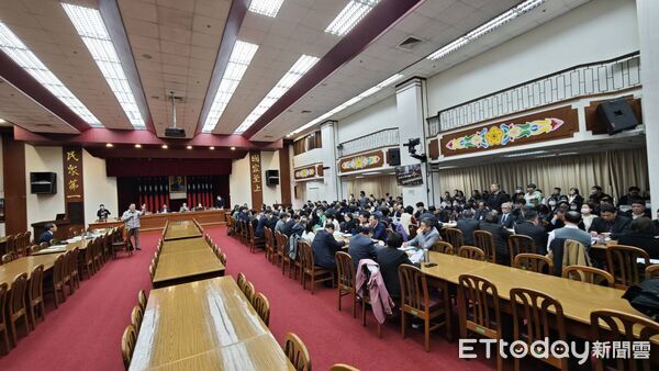 ▲國民黨團書記長羅智強、民眾黨團總召黃國昌22日召集相關部會協商新興計畫案。（圖／記者陳煥丞攝）