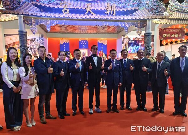 ▲貿協董事長黃志芳(右五)、副董事陳昱凱凱(左五)、秘書長王熙蒙與北港朝天宮高階等合影。（圖／記者張佩芬攝）