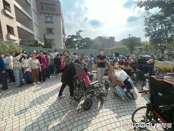 ▲台南市消防局第七大隊於無障礙福利之家辦理火災搶救演練，強化弱勢族群救災應變能力。（圖／記者林東良翻攝，下同）