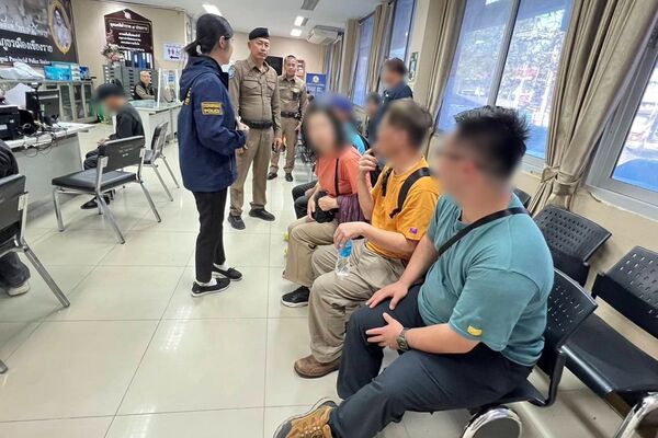 雙方被帶回清萊警局後，經過員警調解，情緒才逐漸平復。（翻攝自泰國日報）