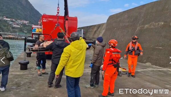 ▲▼ 海巡人員駕巡邏小艇將落水釣客救起。（圖／記者黃彥傑翻攝）