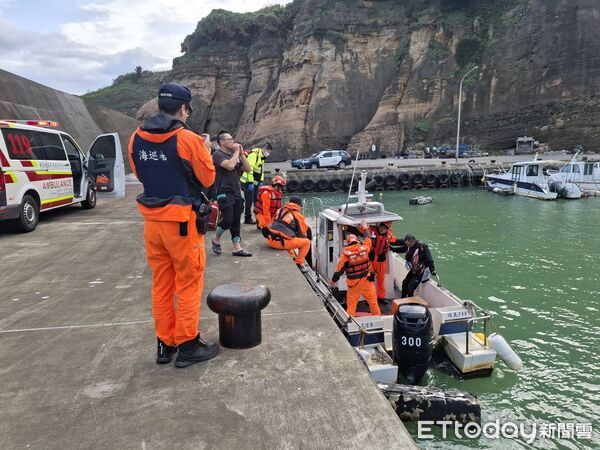 ▲▼ 海巡人員駕巡邏小艇將落水釣客救起。（圖／記者黃彥傑翻攝）