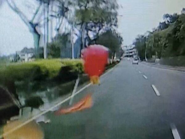 ▲彰化芬園鄉突然從天空飛落一個簡體字氣球。（圖／民眾提供）