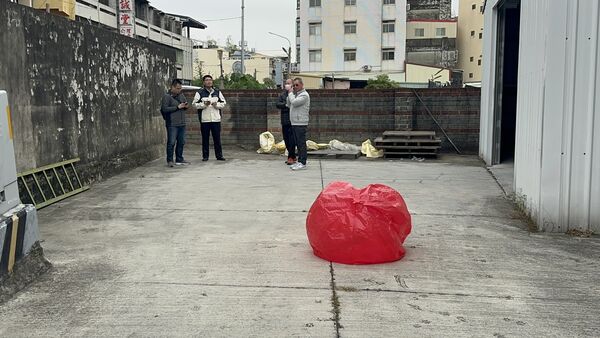 ▲彰化芬園鄉突然從天空飛落一個簡體字氣球。（圖／民眾提供）