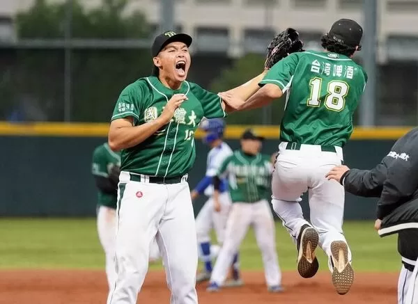 ▲國立體大投手黃玠瀚（左）22日在114學年度大專棒球聯賽（公開一級）4強戰後援2局穩守，助隊以3比1擊敗台體、晉級冠軍戰。（圖／大專體總提供）