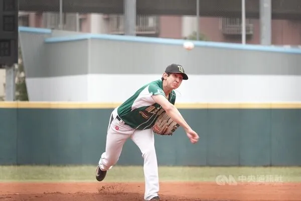 ▲雷皓博（圖）22日儘管狀況不佳，但備妥「小抄」仍投出6局優質先發，助隊以3比1擊敗台灣體大。（圖／大專體總提供）