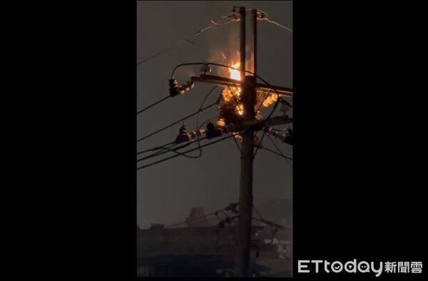 ▲▼五股電線桿起火爆炸，原因竟是鳥巢惹禍             。（圖／民眾提供）