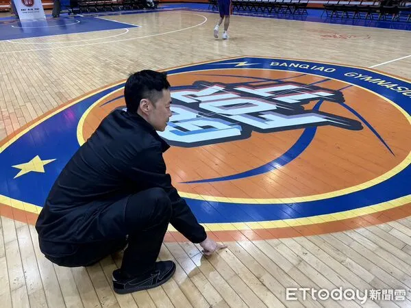 ▲中華籃球協會副秘書長張承中解釋板橋體育版地貼差異。（圖／記者蔡厚瑄攝）