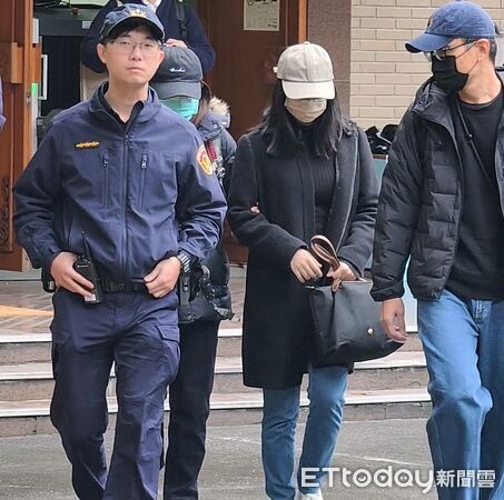 ▲▼兒童福利聯盟前社工陳尚潔被控在剴剴案涉犯過失傷害罪嫌，22日到台北地院開庭，場外數10位「剴剴戰士」怒轟重判。（圖／記者黃哲民攝）