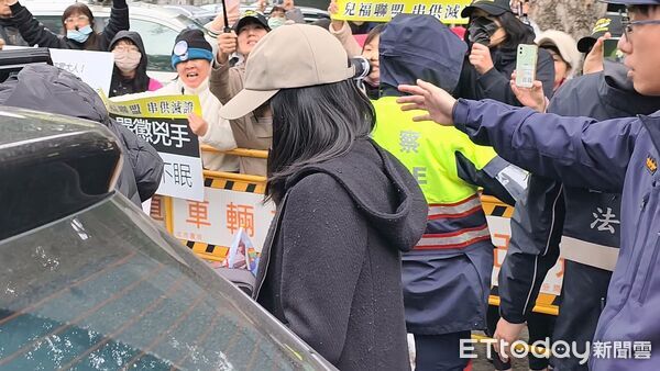 ▲▼兒童福利聯盟前社工陳尚潔被控在剴剴案涉犯過失傷害罪嫌，22日到台北地院開庭，場外數10位「剴剴戰士」怒轟重判。（圖／記者黃哲民攝）