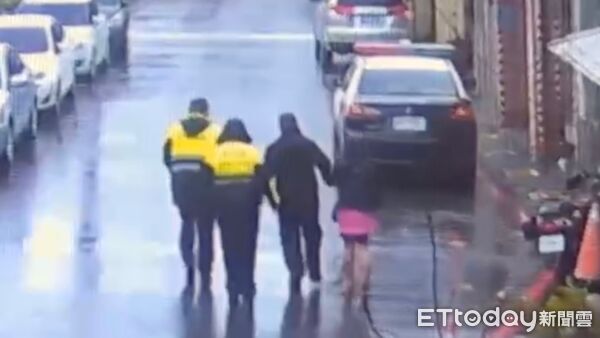 ▲冷氣團發威急凍北台！瑞芳暖警「借衣」救援失溫女。（圖／記者郭世賢翻攝）