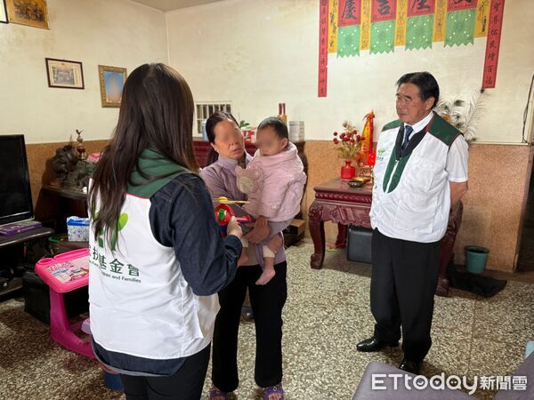 ▲一對枕頭一份陪伴、集結地方力量送暖，南投家扶扶幼委員會送暖行動，伴隨家庭走過寒冬。（圖／南投家扶中心提供）