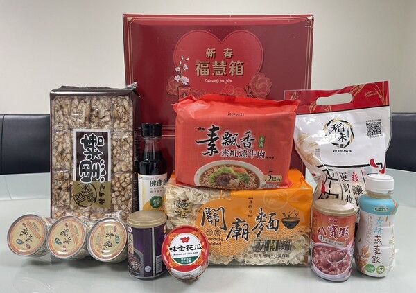 ▲桃園市德律文化策進會昭明講堂捐贈福慧箱