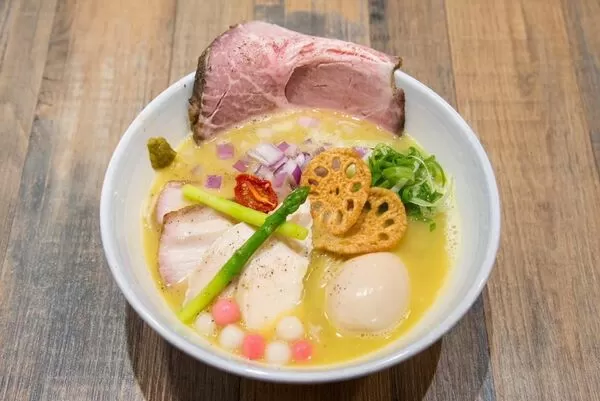 ▲▼網傳桃園雞白湯名店「化學調湯」　拉麵老闆怒聲明：肉味無法取代。（圖／翻攝三東麵鋪粉絲團）