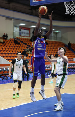 ▲台啤周伯勳、盧捷閔，裕隆布蘭登（Brandon Moss）。（圖／籃球協會提供）