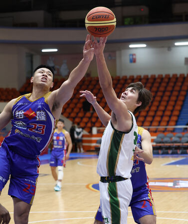 ▲台啤周伯勳、盧捷閔，裕隆布蘭登（Brandon Moss）。（圖／籃球協會提供）