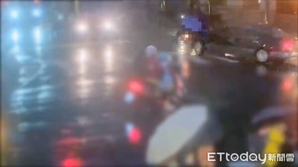 ▲南港東新街一對母子過馬路遭駕駛擦撞倒地送醫。（圖／記者張君豪翻攝）