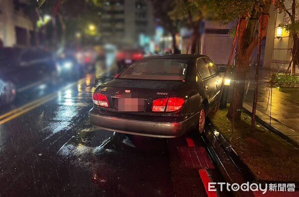 ▲南港東新街一對母子過馬路遭駕駛擦撞倒地送醫。（圖／記者張君豪翻攝）