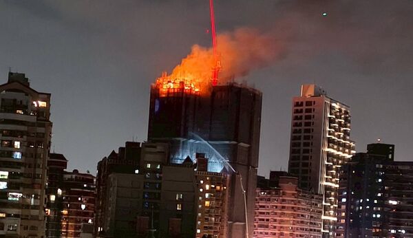 快訊／高雄豪宅大樓蓋到一半「頂樓失火」　消防狂爬20多樓搶救