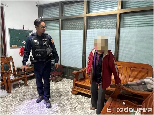 ▲內埔警方陪劉姓婦人返家。（圖／記者陳崑福翻攝）