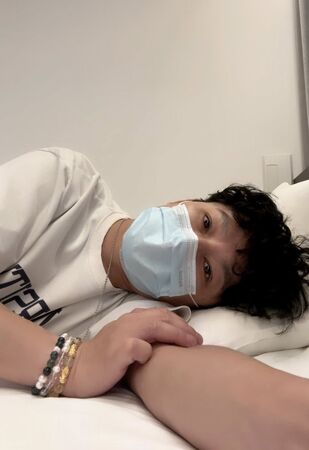 ▲▼狄志為全家剛抵達日本要展開旅行，不料卻突然病倒。（圖／翻攝自臉書）