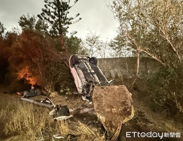 ▲澎湖男意外自撞，整輛車翻困其中。（圖／記者陳洋翻攝）