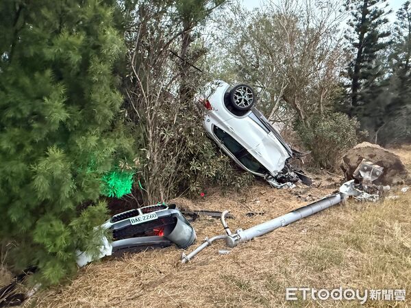 ▲澎湖男意外自撞，整輛車翻困其中。（圖／記者陳洋翻攝）