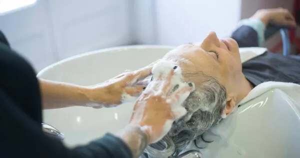 髮廊洗頭較持久？內行人曝「3關鍵」　她實測嗨喊：撐4天不會癢