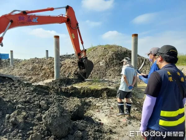 ▲台南市府環檢警結盟鎖定非法回填熱區，動員人力與機具進行開挖查緝。（記者林東良翻攝，下同）