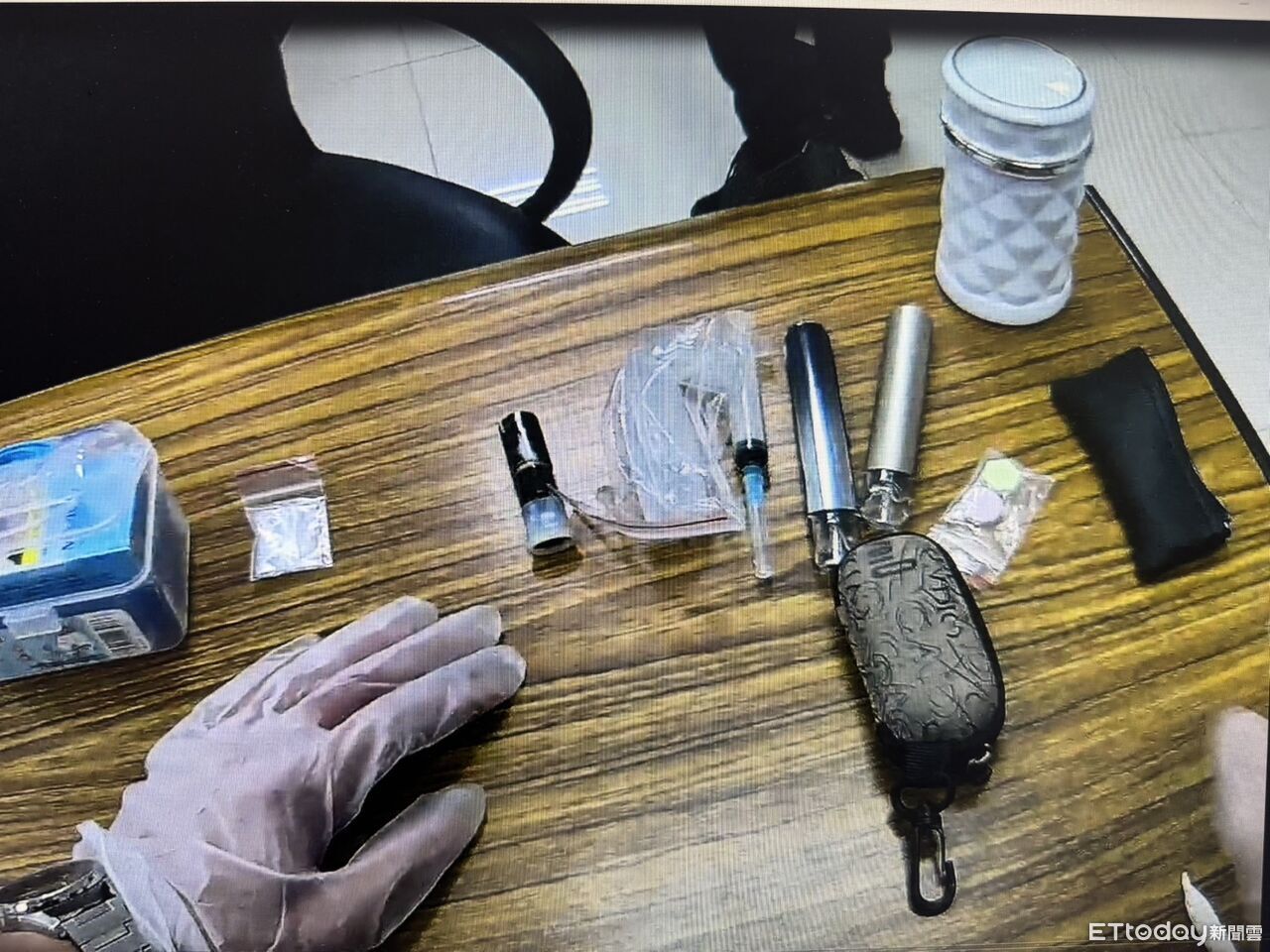 毒駕還跑派出所領信 男一伸手「毒品全掉出來」警傻眼