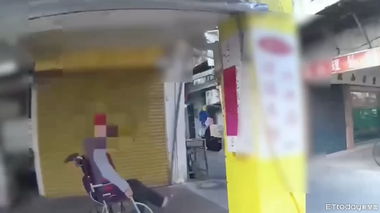 北市輪椅翁街頭迷路神情空洞 熱心警一路護送返家