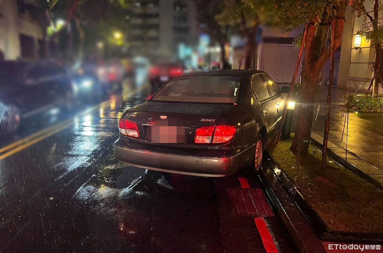 北市南港東新街車禍 小客車撞倒過馬路母子2人送醫搶救