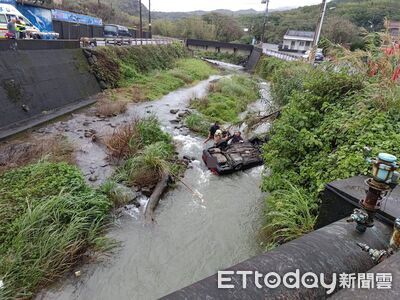 快訊／貢寮小客車「整台翻落河中」！　1男無呼吸心跳、1傷送醫