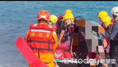魚上鉤人落海！長濱烏石鼻釣客驚魂　漁船機警拋繩拖人獲救