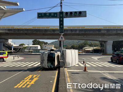 快訊／小貨車轉彎側翻猛撞「車身包電桿」　恐佈畫面曝光